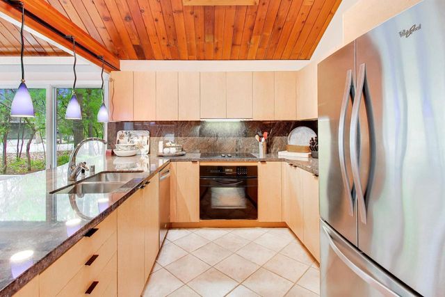 99 Saint Andrews TRAIL, Fontana, WI 53125