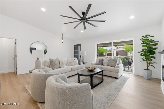 2218 E SUNNYSIDE Drive, Phoenix, AZ 85028