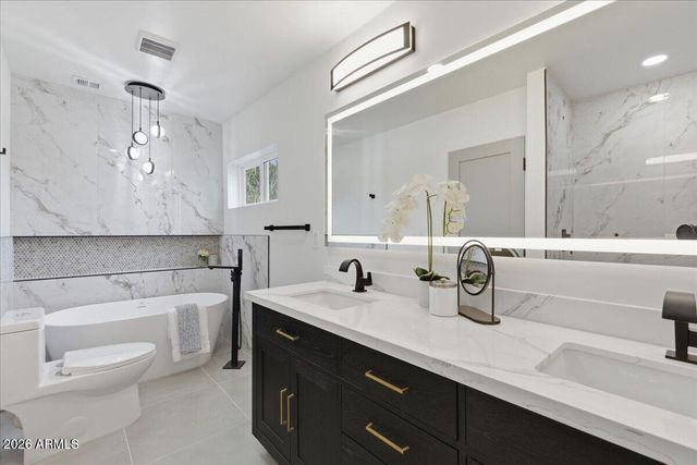 2218 E SUNNYSIDE Drive, Phoenix, AZ 85028