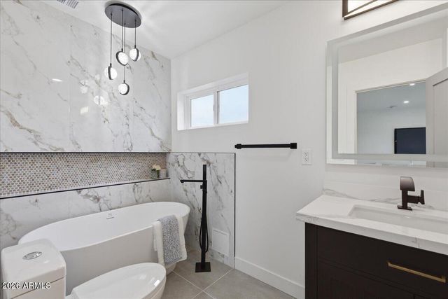 2218 E SUNNYSIDE Drive, Phoenix, AZ 85028