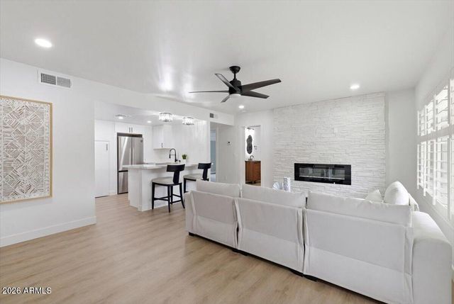 2218 E SUNNYSIDE Drive, Phoenix, AZ 85028