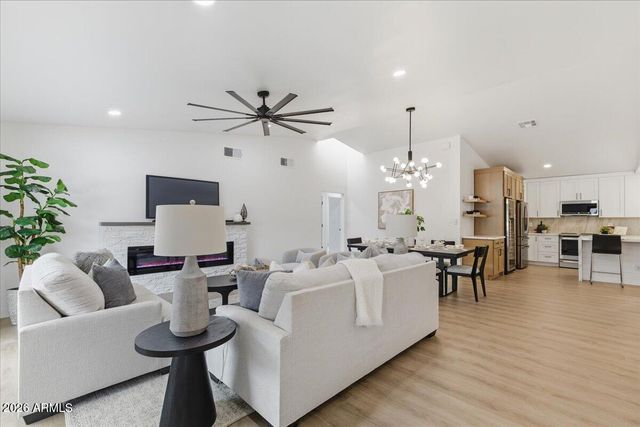 2218 E SUNNYSIDE Drive, Phoenix, AZ 85028