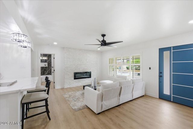 2218 E SUNNYSIDE Drive, Phoenix, AZ 85028