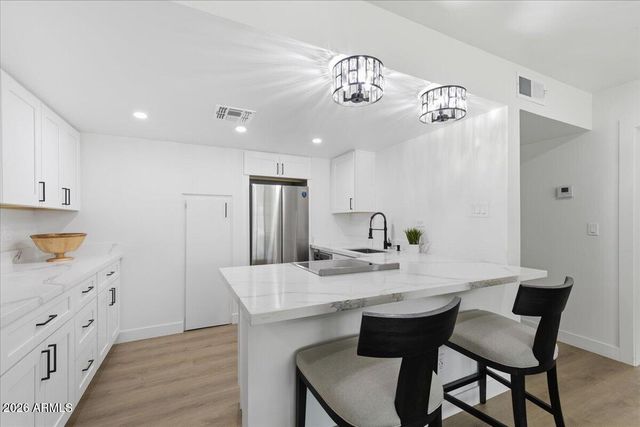 2218 E SUNNYSIDE Drive, Phoenix, AZ 85028