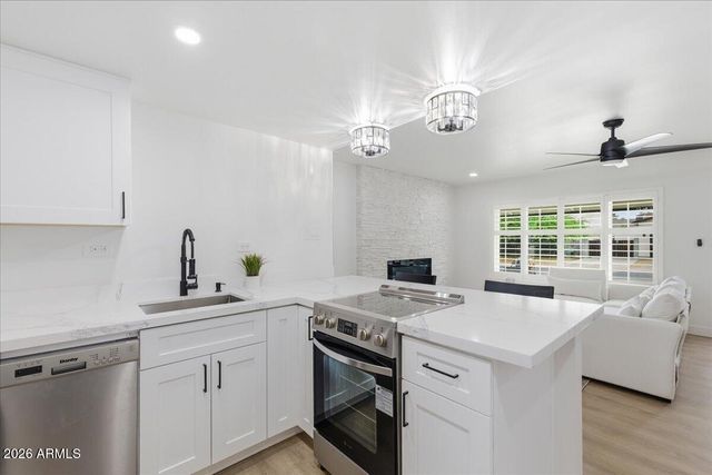 2218 E SUNNYSIDE Drive, Phoenix, AZ 85028