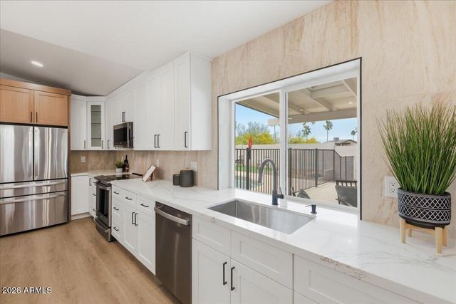 2218 E SUNNYSIDE Drive, Phoenix, AZ 85028