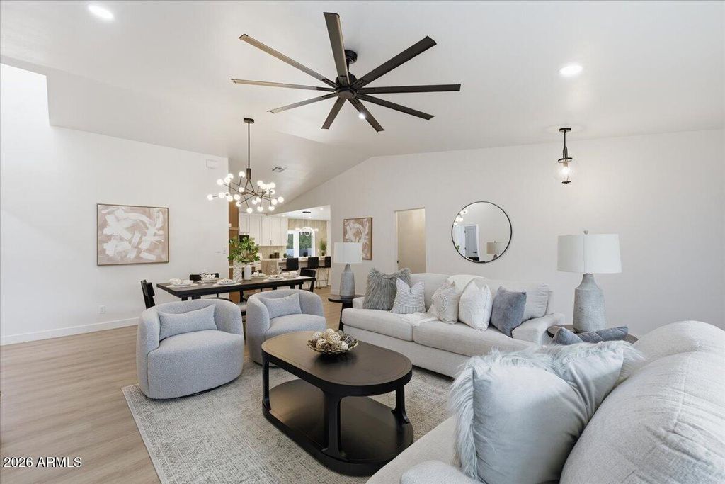 Image 10 of property listing at 2218 E SUNNYSIDE Drive, Phoenix, AZ 85028