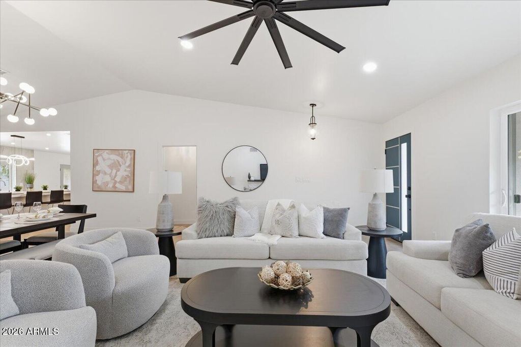 Image 11 of property listing at 2218 E SUNNYSIDE Drive, Phoenix, AZ 85028