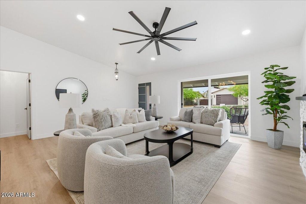 Image 12 of property listing at 2218 E SUNNYSIDE Drive, Phoenix, AZ 85028