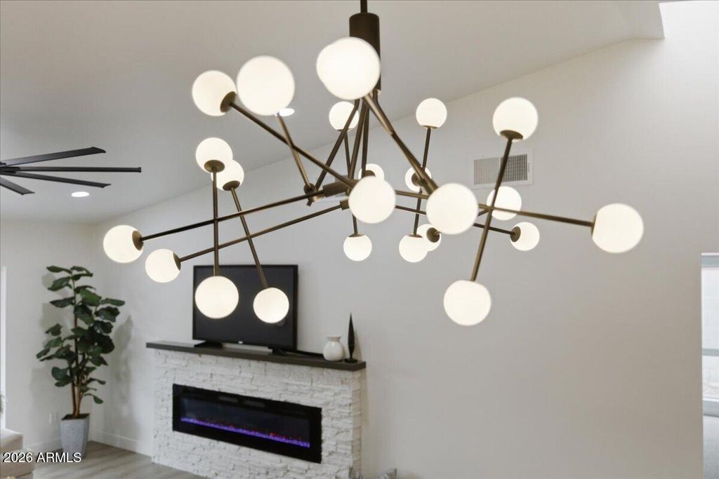 Image 14 of property listing at 2218 E SUNNYSIDE Drive, Phoenix, AZ 85028