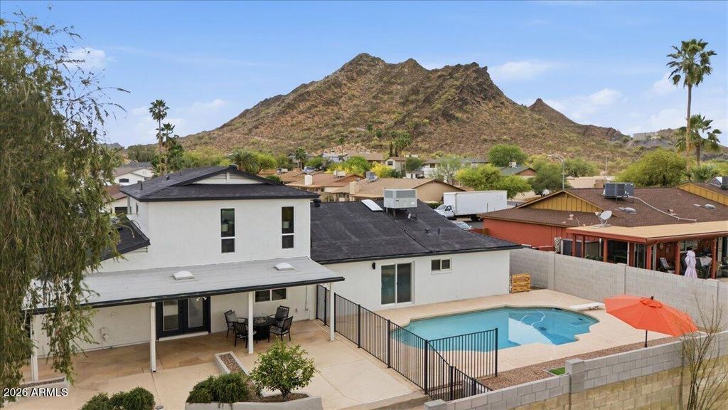 Image 2 of property listing at 2218 E SUNNYSIDE Drive, Phoenix, AZ 85028