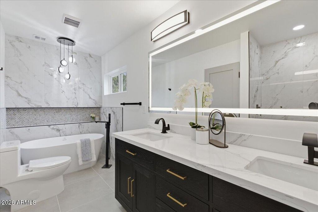 Image 23 of property listing at 2218 E SUNNYSIDE Drive, Phoenix, AZ 85028