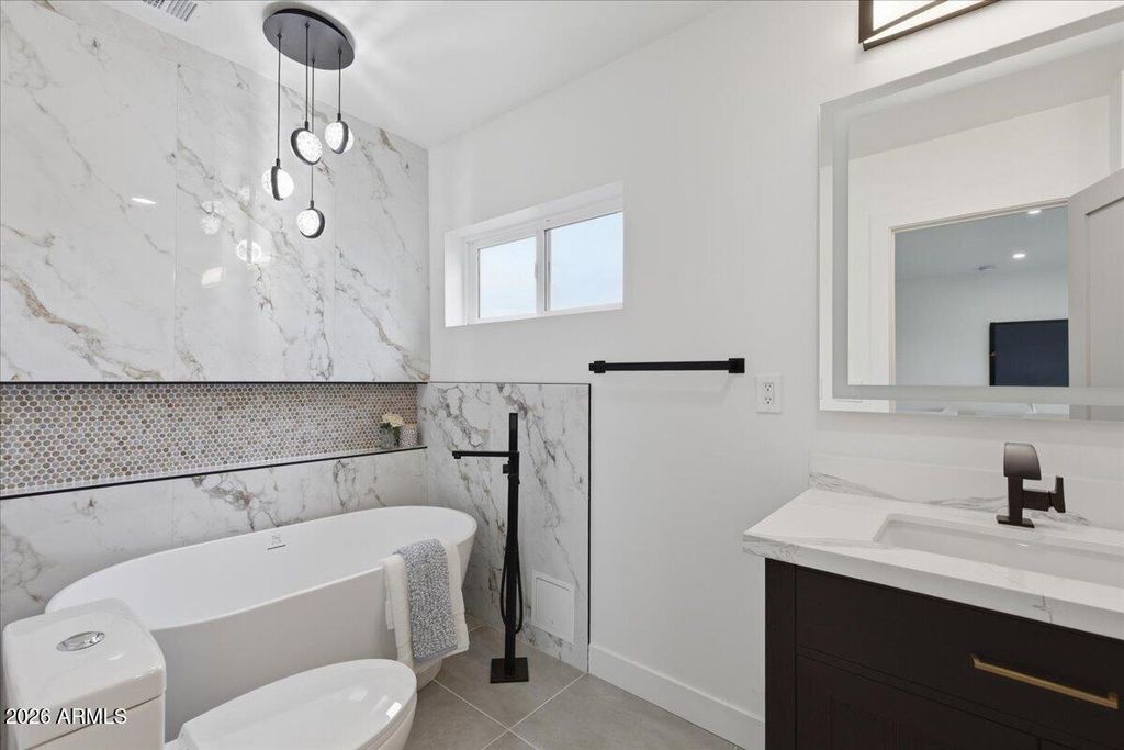 Image 24 of property listing at 2218 E SUNNYSIDE Drive, Phoenix, AZ 85028