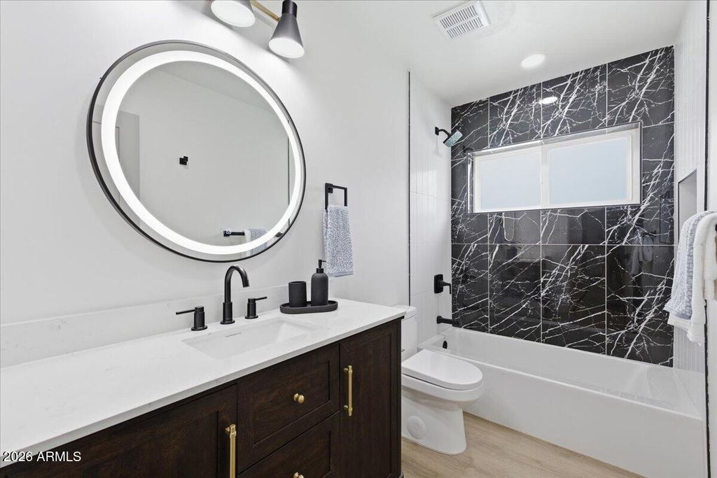 Image 31 of property listing at 2218 E SUNNYSIDE Drive, Phoenix, AZ 85028