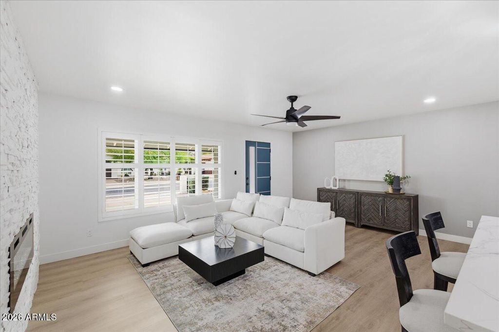 Image 35 of property listing at 2218 E SUNNYSIDE Drive, Phoenix, AZ 85028