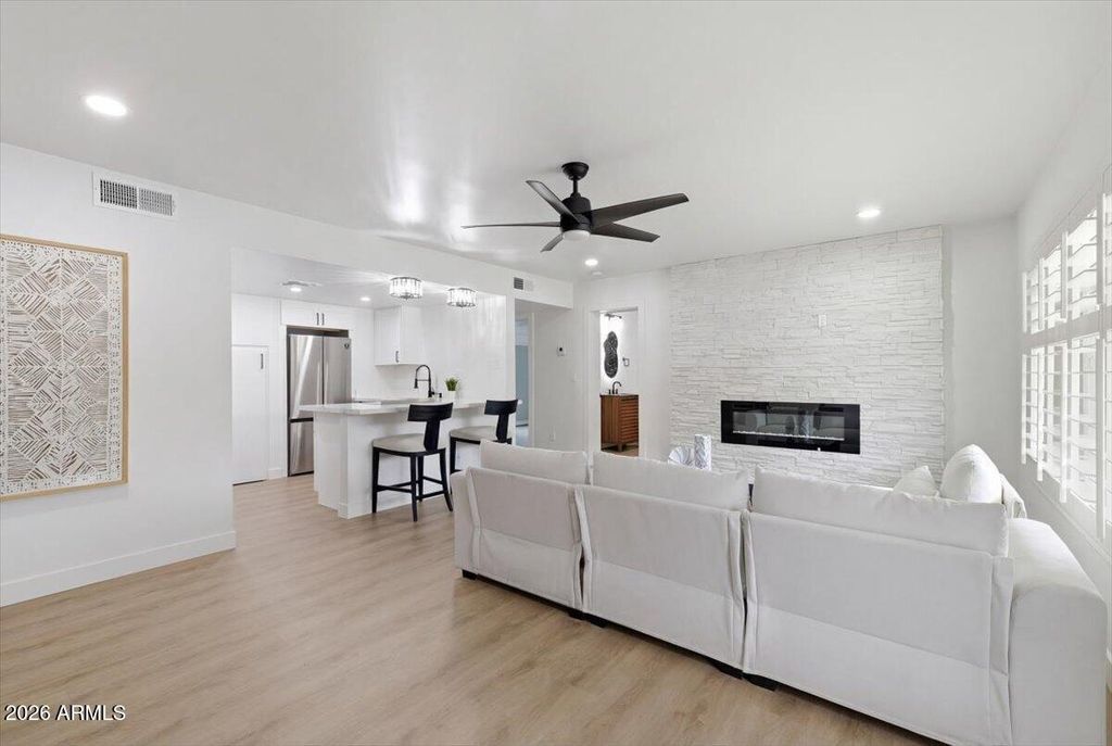 Image 37 of property listing at 2218 E SUNNYSIDE Drive, Phoenix, AZ 85028