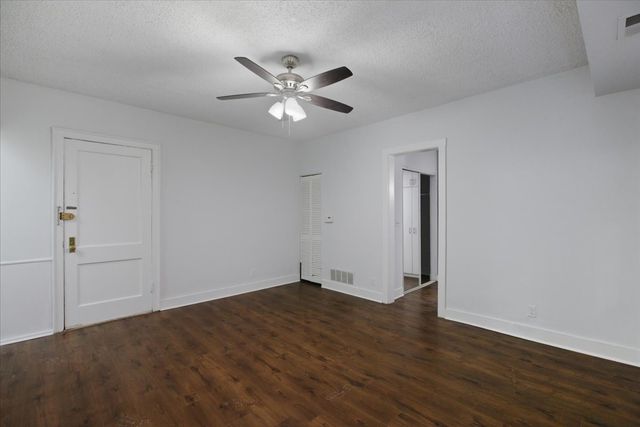 3727 N Pine Grove Avenue 214, Chicago, IL 60613