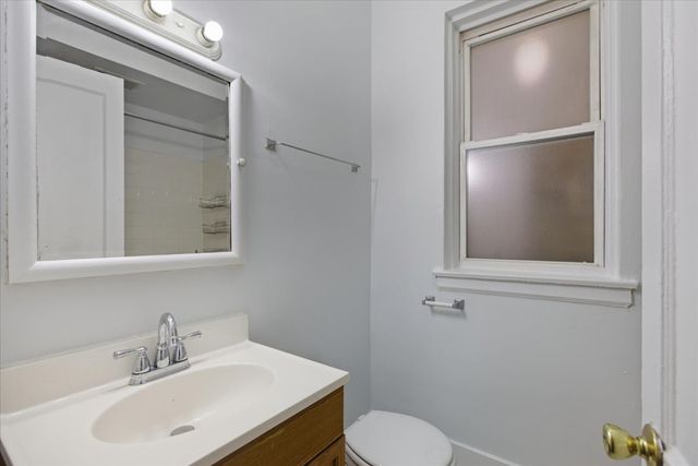 3727 N Pine Grove Avenue 214, Chicago, IL 60613