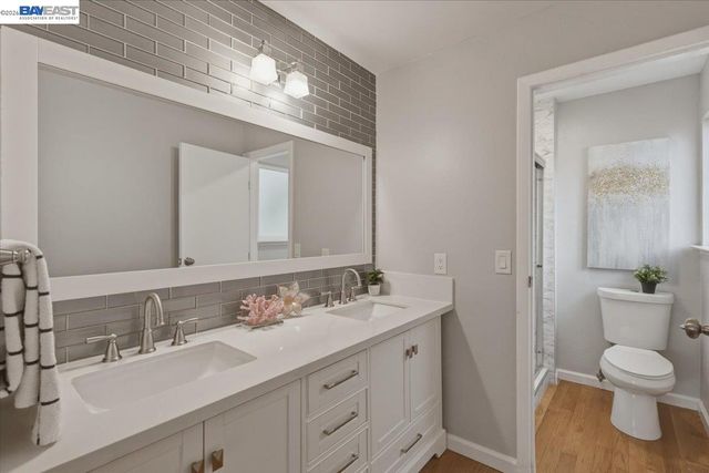 6130 Harbord Dr, Oakland, CA 94611