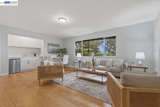 6130 Harbord Dr, Oakland, CA 94611