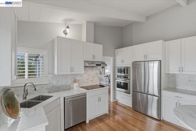 6130 Harbord Dr, Oakland, CA 94611