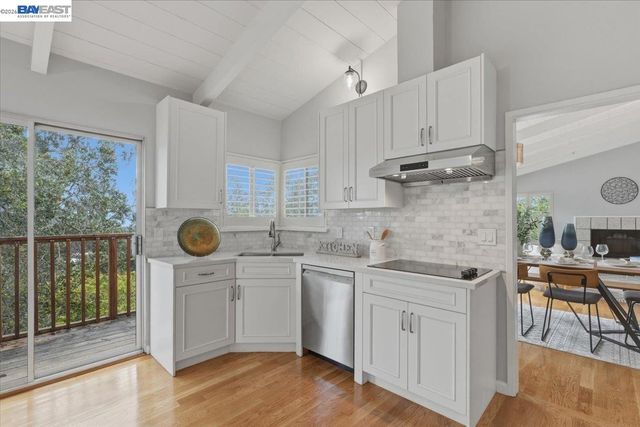 6130 Harbord Dr, Oakland, CA 94611