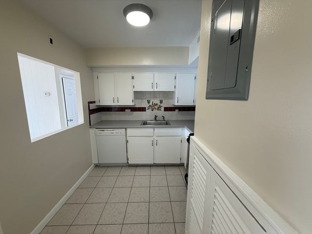 113 Oak Lane 11, Brockton, MA 02301