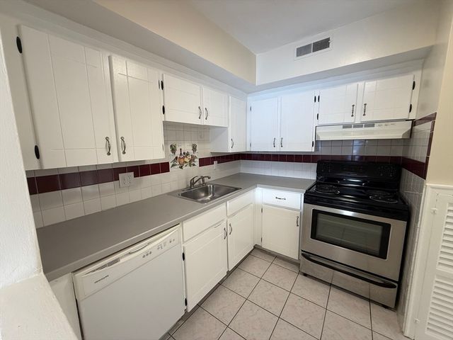 113 Oak Lane 11, Brockton, MA 02301