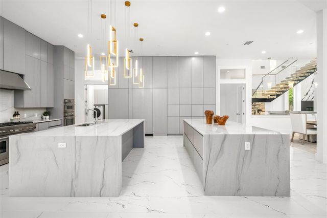 625 Piney Point Road, Houston, TX 77024