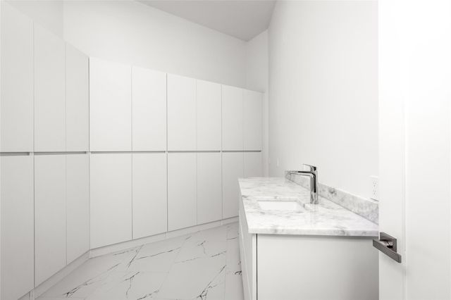 625 Piney Point Road, Houston, TX 77024