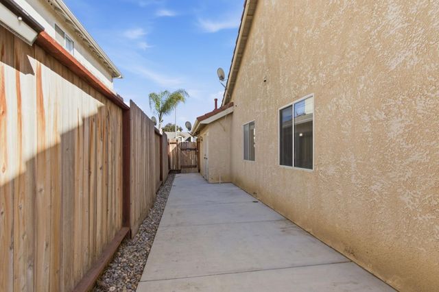 2091 Hastings Dr, Los Banos, CA 93635