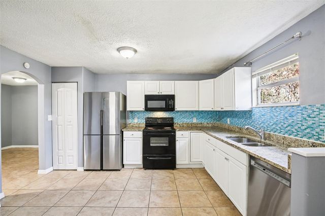 3905 WEST LAKE DRIVE, Seffner, FL 33584