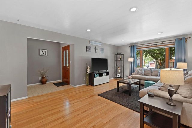 6196 N River Trail DRIVE, Milwaukee, WI 53225