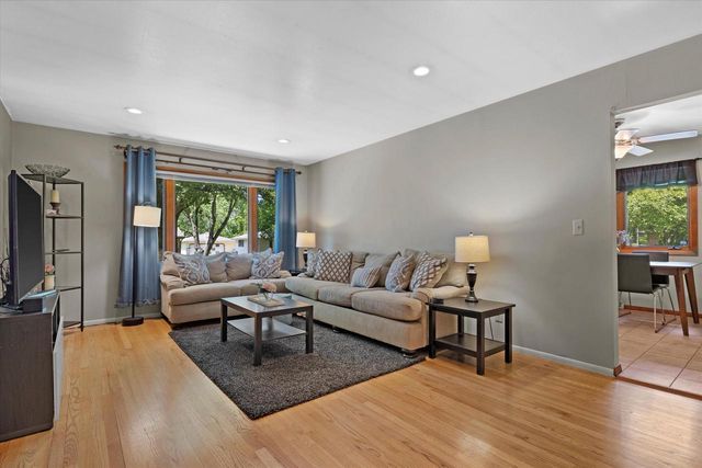6196 N River Trail DRIVE, Milwaukee, WI 53225