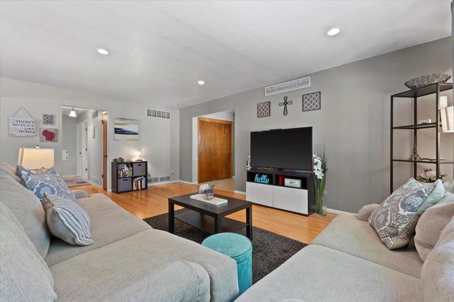 6196 N River Trail DRIVE, Milwaukee, WI 53225