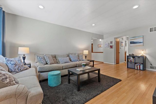 6196 N River Trail DRIVE, Milwaukee, WI 53225