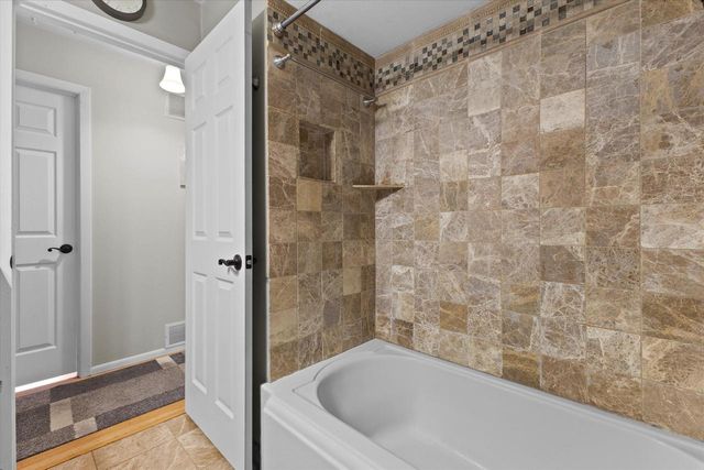 6196 N River Trail DRIVE, Milwaukee, WI 53225
