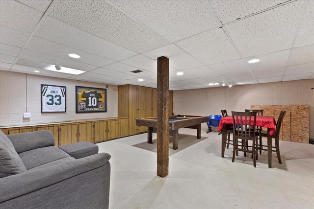 6196 N River Trail DRIVE, Milwaukee, WI 53225