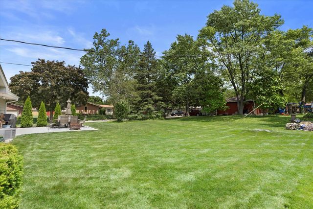 6196 N River Trail DRIVE, Milwaukee, WI 53225