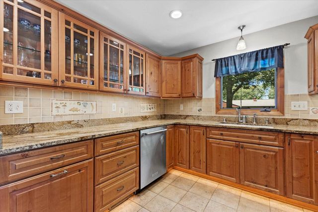 6196 N River Trail DRIVE, Milwaukee, WI 53225