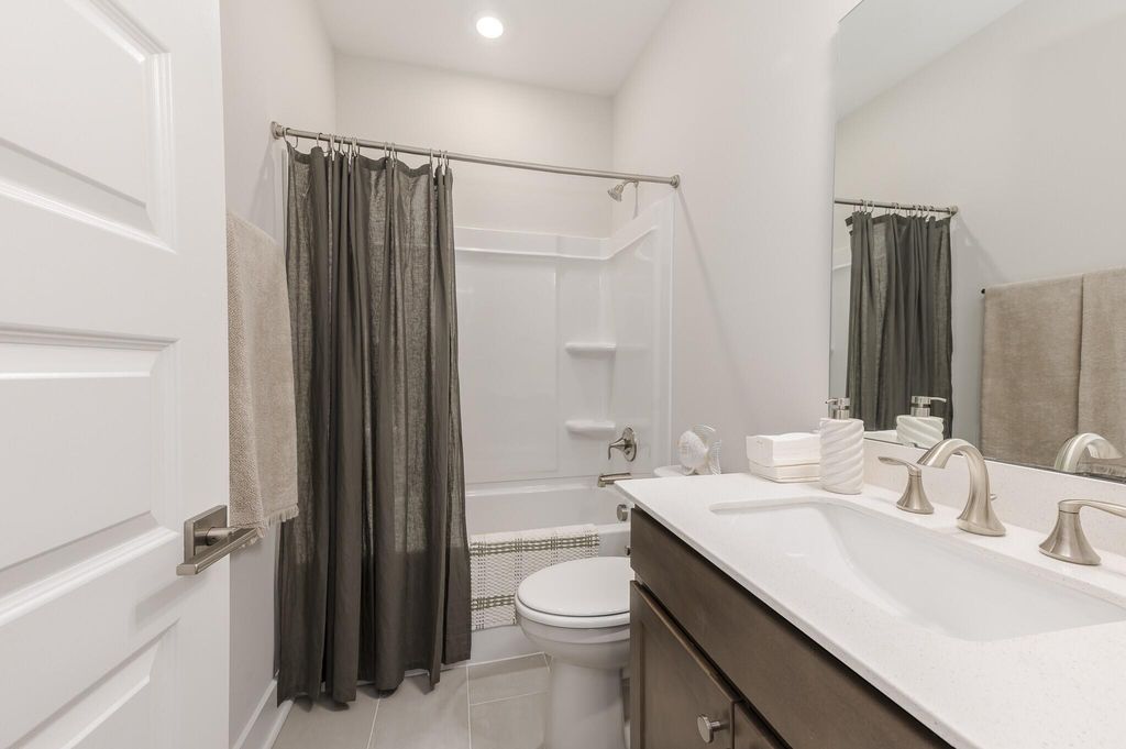 Image 3 of property listing at 5008 Buggs Lane, Summerville, SC 29485