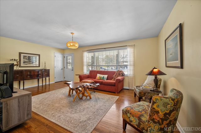 332 Evergreen Drive, Batavia, IL 60510