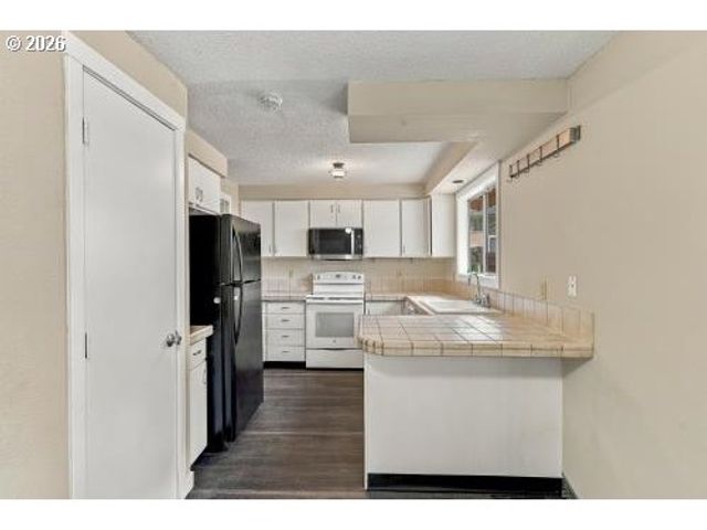 230 MAYFAIR Dr, St Helens, OR 97051