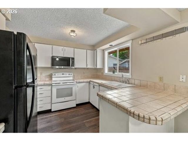 230 MAYFAIR Dr, St Helens, OR 97051