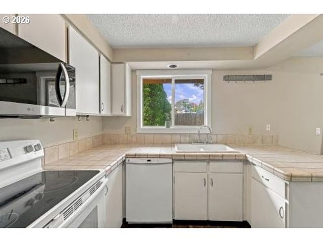 230 MAYFAIR Dr, St Helens, OR 97051