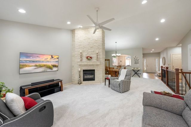 8932 Stonepointe Lane, Johnston, IA 50131