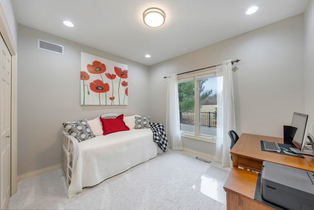 8932 Stonepointe Lane, Johnston, IA 50131