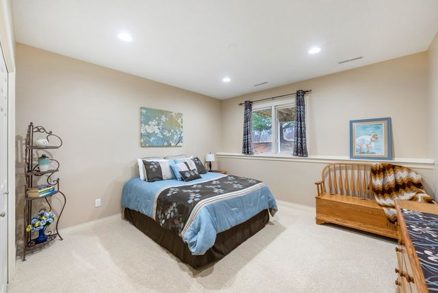 8932 Stonepointe Lane, Johnston, IA 50131