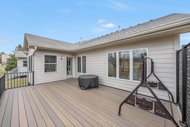 8932 Stonepointe Lane, Johnston, IA 50131