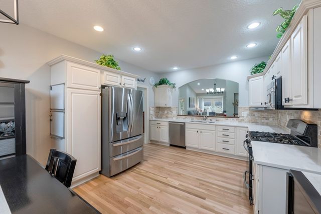 8932 Stonepointe Lane, Johnston, IA 50131